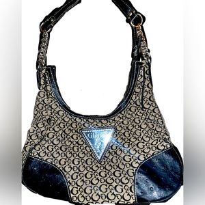 ❣️selling❣️Vintage Y2K GUESS purse slightly used but still such a slay
